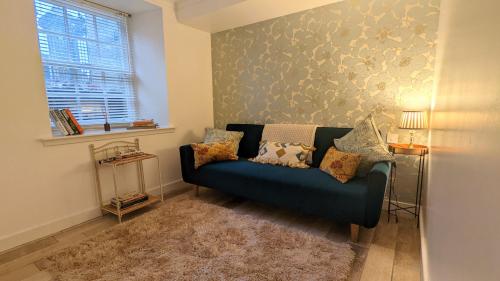 Posezení v ubytování Beautiful Listed Flat with Private Garden, Birnam