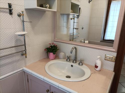 y baño con lavabo y espejo. en La Casa Del Sole en Bomarzo