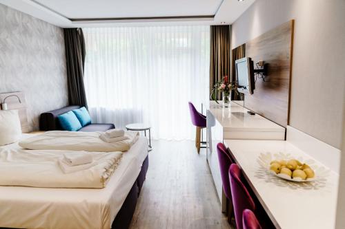 Cette chambre comprend 2 lits et une table. dans l'établissement Appartements Am Kranichsee, à Hahnenklee
