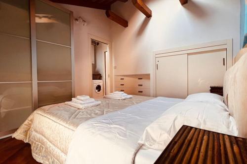 1 dormitorio con 1 cama blanca grande en una habitación en Private Luxury, en Udine
