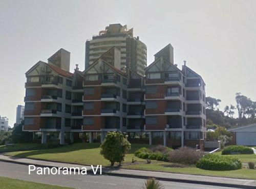un gran edificio de apartamentos junto a un edificio alto en Frente a playa brava, en Punta del Este