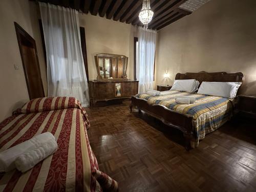 Una cama o camas en una habitación de 1 Ramo Grimani