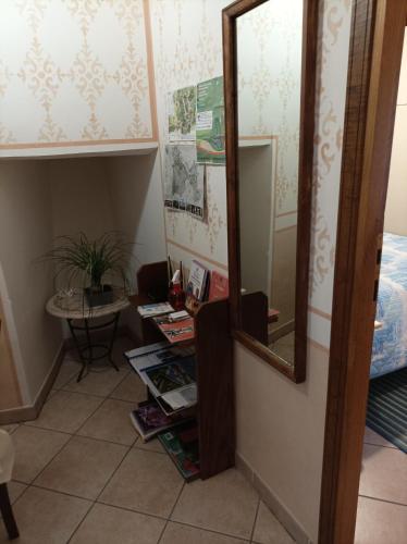 a small room with a mirror and a table at La Casa Del Sole in Bomarzo
