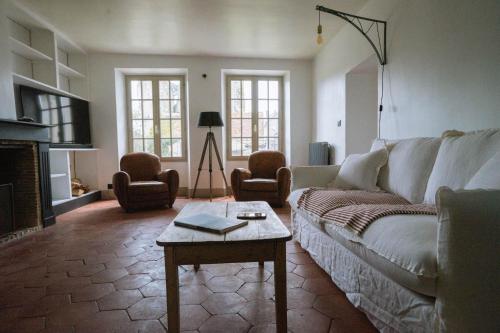 un salon avec un canapé et une table dans l'établissement Bleausard’s Guest House, cozy place next to river, à Grez-sur-Loing