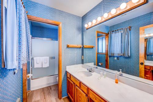 a bathroom with a sink and a mirror at Ford Family Escape in Truckee