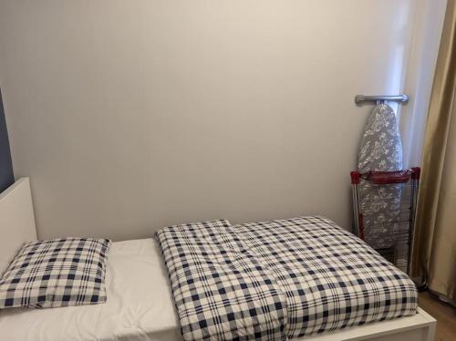 En eller flere senger på et rom på Cosy, central apartment in Fatih !