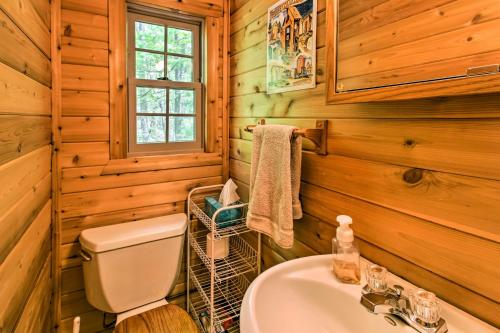 łazienka z toaletą i umywalką w drewnianej kabinie w obiekcie Lakefront Cumberland Cabin with Dock and Fire Pit! w mieście Cumberland