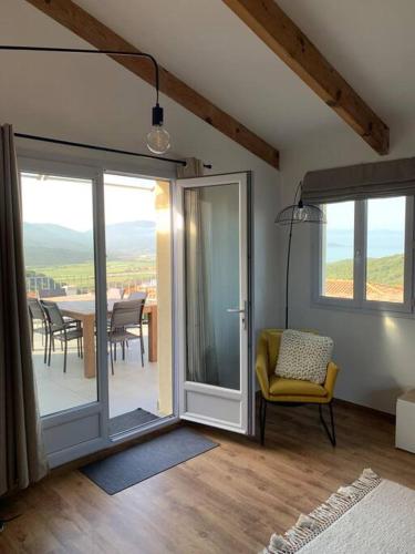 d'un salon avec une porte coulissante en verre et une table. dans l'établissement Panorama exceptionnel sur les hauteurs de Propriano, à Propriano