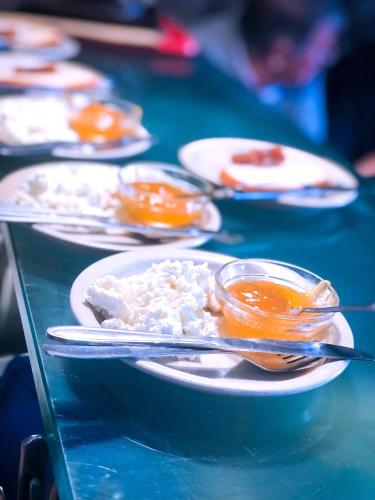 een tafel met borden eten op een tafel bij Abrigo da Estrela in Covilhã