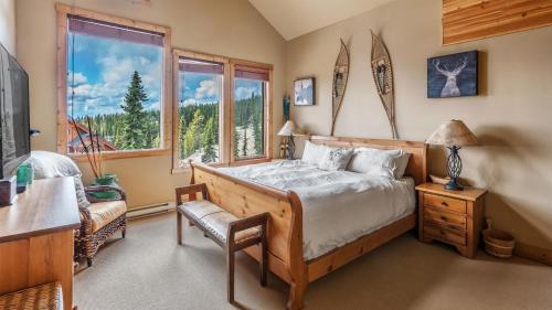 - une chambre avec un lit et une fenêtre dans l'établissement Forest Lane Hideaway - Luxurious Family Friendly Home with Private Hot Tub, à Big White