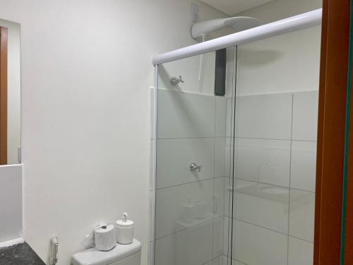 y baño con ducha de cristal y aseo. en Vista Mar com 2 quartos, en Maceió