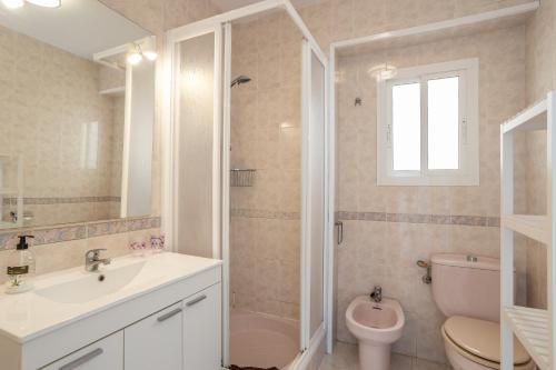 ネルハにあるSirenaのバスルーム(洗面台、トイレ、シャワー付)