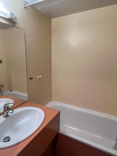 une salle de bain avec un lavabo et une baignoire dans l'établissement Charming studio 3 persons, à Val Thorens