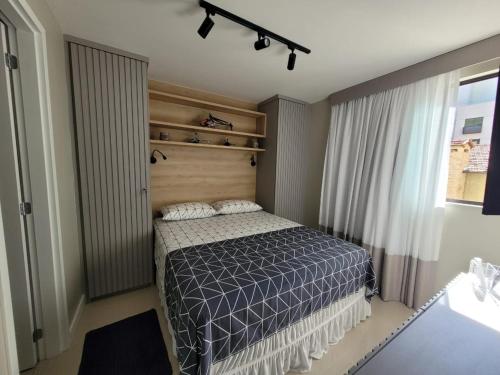 - une chambre avec un lit et une tête de lit en bois dans l'établissement Vila Piemont Itaipava, à Itaipava