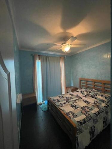 a bedroom with a bed and a ceiling fan at Dream Village Boca Chica frente a la playa in Boca Chica
