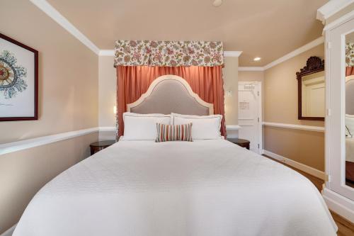 Una cama o camas en una habitación de Spindrift Inn