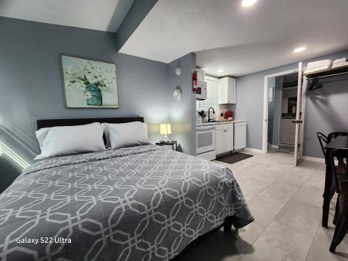a bedroom with a bed and a kitchen at Private Getaway Studio ! in Lakeland