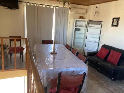 sala de estar con mesa y sofá en KARUKO en Malargüe