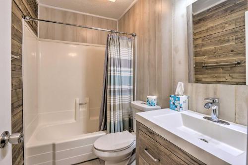 Ένα μπάνιο στο Hilton Head Condo with Covered Balcony and Pool Access