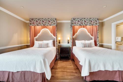 Una cama o camas en una habitación de Spindrift Inn