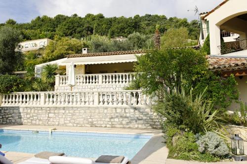 une villa avec piscine et une maison dans l'établissement Hôtel La Grande Bastide, à Saint-Paul-de-Vence
