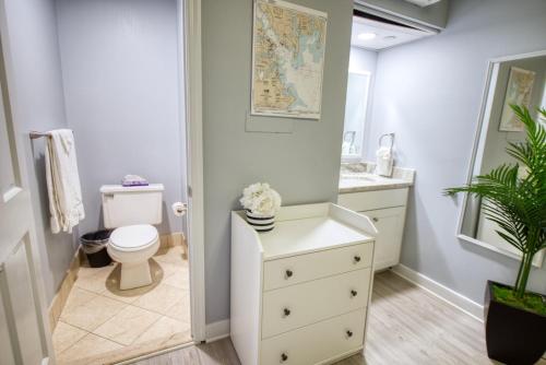 La salle de bains est pourvue de toilettes et d'un lavabo. dans l'établissement Inn on Main Annapolis, à Annapolis