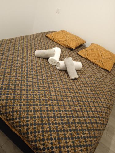 a bed with two towels and two pillows on it at NEUF Le Cocon Familial - Dormir Comme A La Maison - 