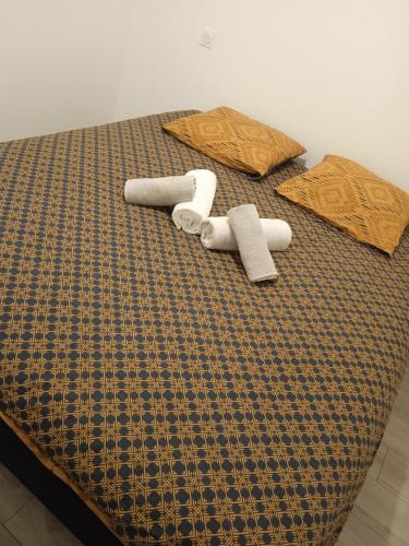 ein Bett mit zwei Handtüchern und zwei Kissen darauf in der Unterkunft NEUF Le Cocon Familial - Dormir Comme A La Maison - 
