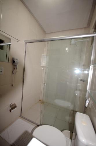 ein Badezimmer mit Dusche und Toilette in der Unterkunft La Bella Hotel in Imperatriz