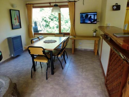 - une salle à manger avec une table et des chaises dans l'établissement Cabañas Gnionguis, à Villa La Angostura