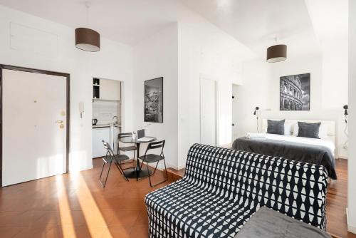 - une chambre avec un lit et une table dans l'établissement White Flat Termini, à Rome