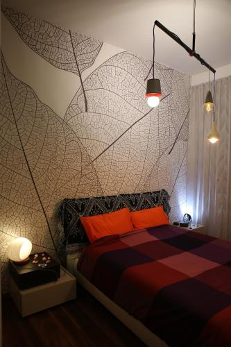 een slaapkamer met een bed met een muur met patronen bij Alloggio incantevole in trastevere in Rome