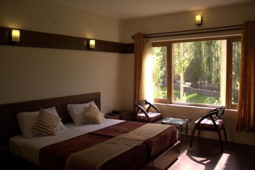 Ένα ή περισσότερα κρεβάτια σε δωμάτιο στο Ladakh Himalayan Retreat