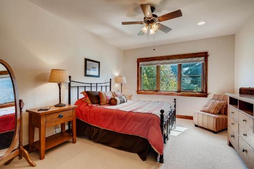 um quarto com uma cama e uma ventoinha de tecto em Keystone Private Homes by Keystone Resort em Keystone