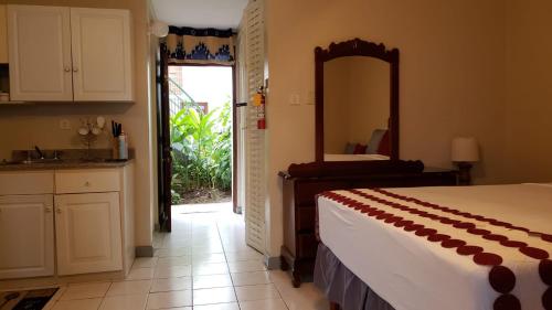 1 dormitorio con cama, lavabo y espejo en WINS On The Beach (@ Sandcastles Resort) en Ocho Rios