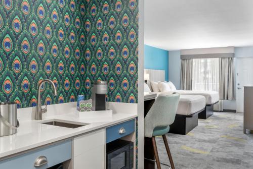 um quarto de hotel com uma cama, uma cozinha e uma casa de banho em Capt Hirams Resort em Sebastian