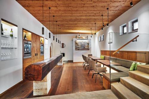 une salle de dégustation avec une grande table et des chaises dans l'établissement WEINVIERTLER KELLERSTÖCKL Weingut Hindler, à Schrattenthal