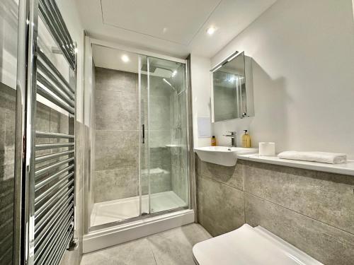 Serviced Apartments Nailsea في Nailsea: حمام مع دش ومغسلة