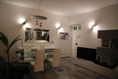 een woonkamer met een eettafel en een televisie bij Alloggio incantevole in trastevere in Rome