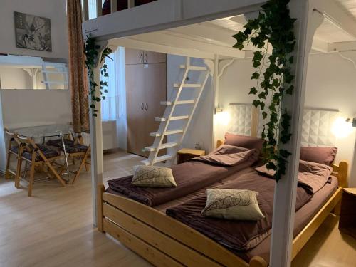 una camera con letto a castello e scala di ABC Apartment a Budapest