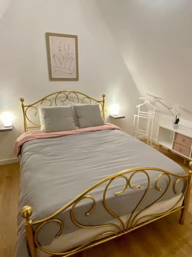 - une chambre avec un lit doré et 2 oreillers dans l'établissement Le Clos des deux chênes, à Coupelle-Vieille