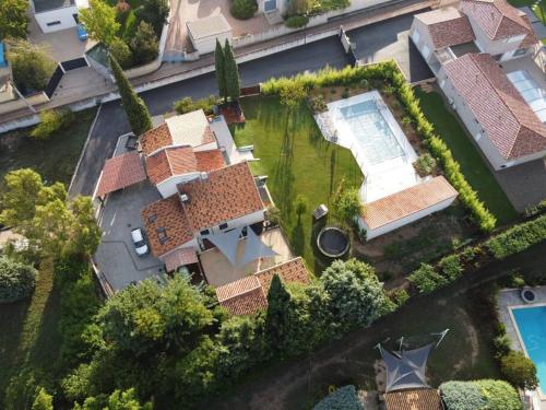 une vue aérienne d'une maison avec piscine dans l'établissement VILLA CADELIA Location de villa familiale, à Cabriès