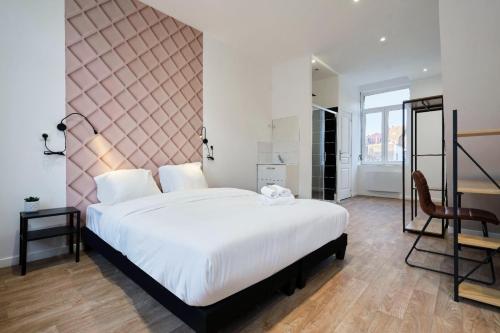 Fotografia z galérie ubytovania NG SuiteHome - Lille I Roubaix Gare I Lorraine - Maison 2 chambres - Balnéo - Netflix - Wifi - Jardin v destinácii Roubaix
