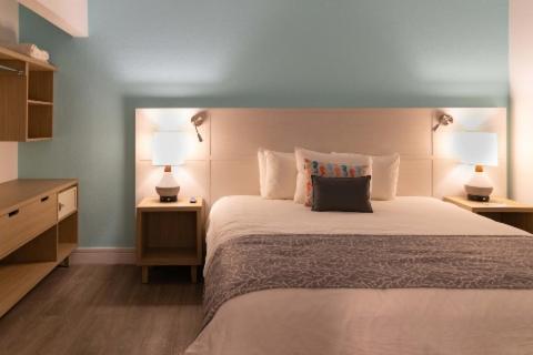 sypialnia z dużym łóżkiem z dwoma lampami na stołach w obiekcie Pelican Bay Hotel we Freeport