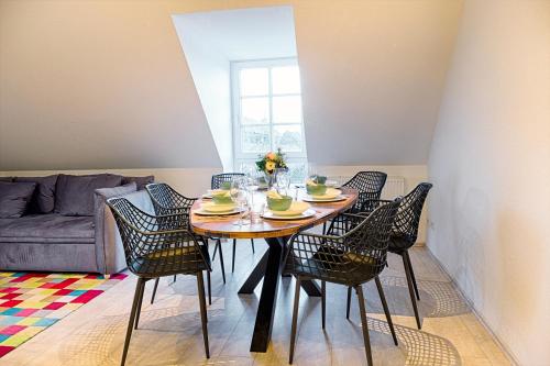 a dining room with a table and chairs at HAMA Design Homes Lippstadt in Lippstadt