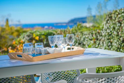 - un plateau de verres à vin assis sur une table dans l'établissement LE DAUPHIN Climatisation Fibre 4 personnes, à Cassis