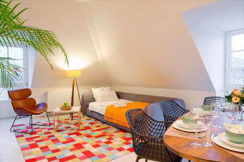 salon z łóżkiem, stołem i krzesłami w obiekcie HAMA Design Homes w mieście Lippstadt