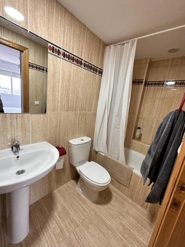 Koupelna v ubytování Precioso apartamento con piscina