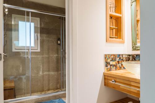 uma cabina de duche em vidro na casa de banho com um lavatório em BOG Nórdica 3 em Villa La Angostura