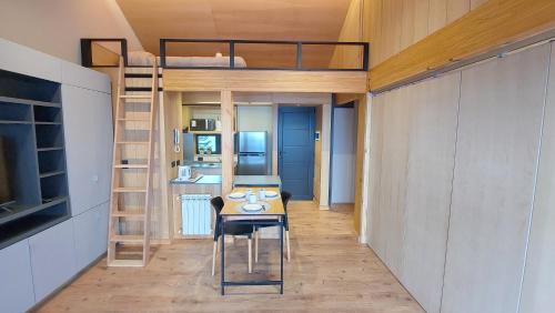 Habitación pequeña con litera y mesa en Hermoso y cálido departamento en el centro de SMA, 21V5 en San Martín de los Andes